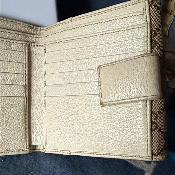 Gucci Tan and Brown Monogram Wallet - Picture 10 of 16